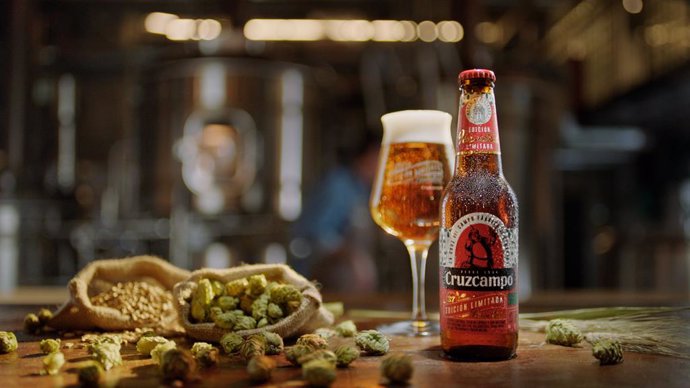 Cruzcampo combina tres tipos de malta y lúpulo en la cerveza de su nueva edición
