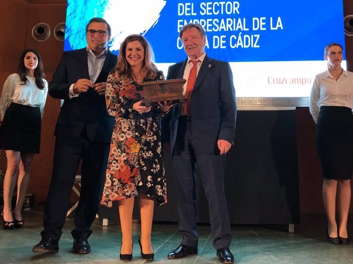 Irene García recoge un premio a la Diputación de la Asociación de los chiringuitos de Cádiz