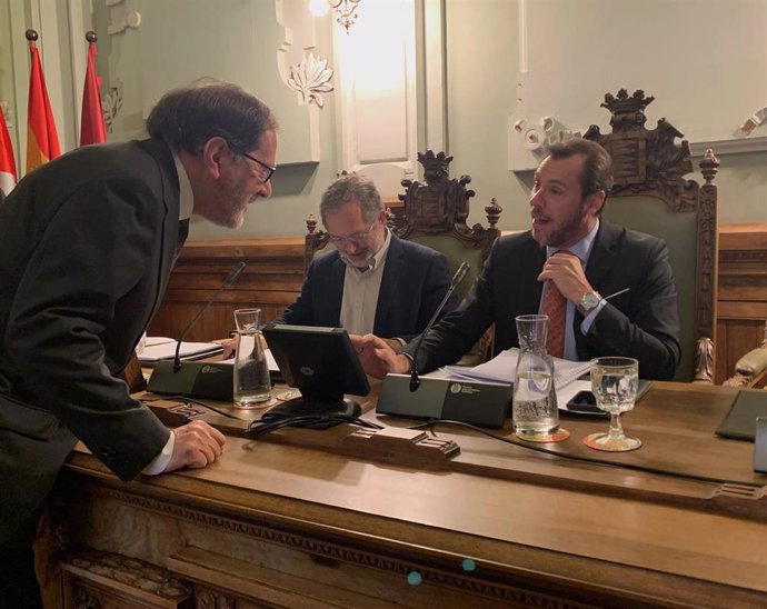 El alcalde de Valladolid, Oscar Puente, conversa con el secretario general del Ayuntamiento, Valentín Merino, en presencia del teniente de alcalde Manuel Saravia.