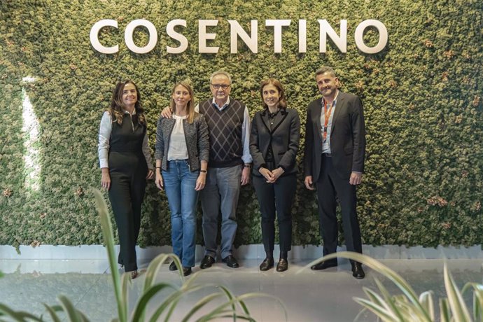Gemma Hernandez, Pilar Martinez Cosentino, Paco Cosentino, Pilar Lopez y Hugo de Juan en el Microsoft Day en Cosentino