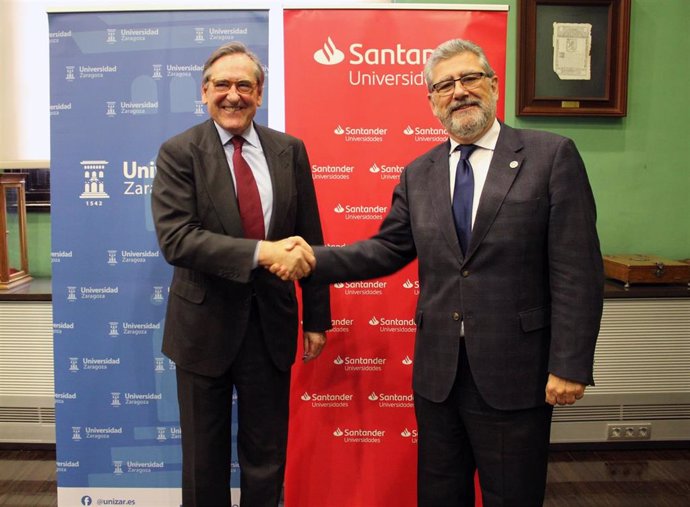 El presidente de Santander Universidades, Matías Rodríguez, firma un convenio de colaboración con el rector de la Universidad de Zaragoza, José Antonio Mayoral, para impulsar la educación, la empleabilidad y el emprendimiento.