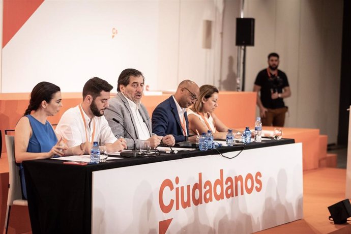 El presidente del Consejo General de Ciudadanos, Manuel García Bofill, junto a los demás miembros de la Mesa de este órgano.