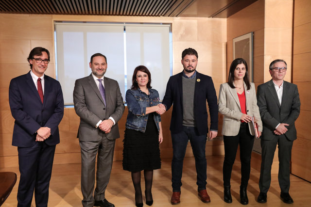 (I-D) Salvador Illa Roca, José Ábalos , Adriana Lastra, Gabriel Rufián, Marta Vilalta y Josep María Jové, se reúnen en el Congreso. 
