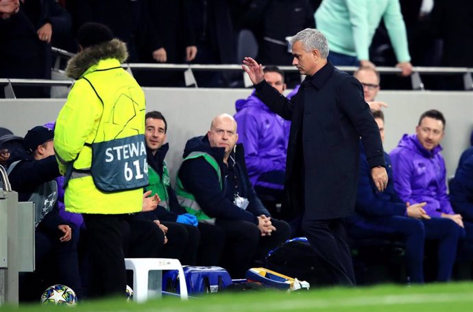 José Mourinho choca su mano con el joven recogepelotas del Tottenham