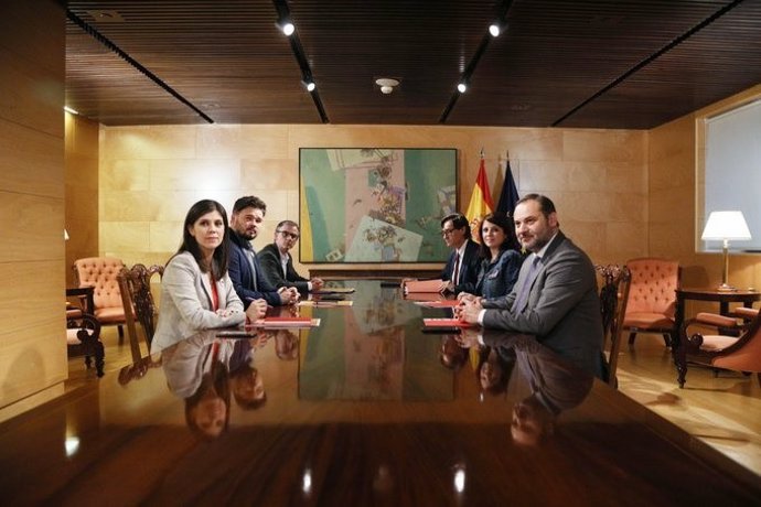 Adriana Lastra y Gabriel Rufián presiden la reunión de las delegaciones de PSOE y ERC para la investidura de Perdro Sánchez
