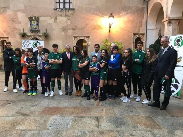 La Federación Extremeña de Fútbol presenta las nuevas indumentarias