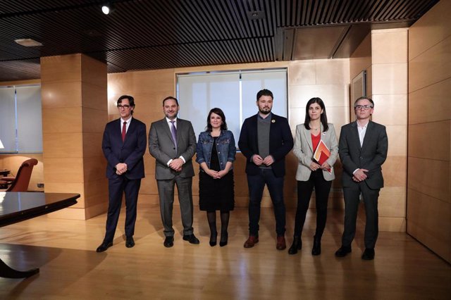 Adriana Lastra y Gabvriel Rufián, en la reunión de delegaciones 