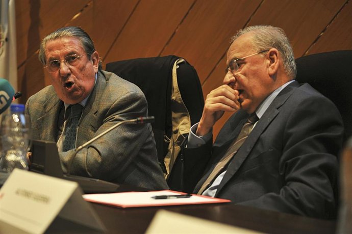 El exvicepresidente del Gobierno, Alfonso Guerra, presenta en Ourense su último libro 'La España en la que creo. En defensa de la Constitución' junto a Francisco Vázquez, ex embajador de España en la Santa Sede en el Centro Cultural Marcos Valcárcel.