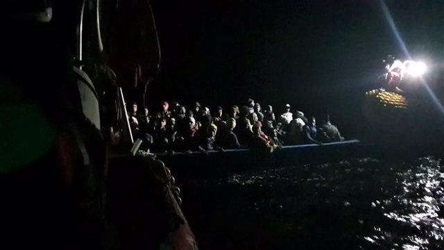 El buque de salvamento de Médicos Sin Fronteras (MSF) y de SOS Mediterranée 'Ocean Viking' rescata a 60 personas en el Mediterráneo