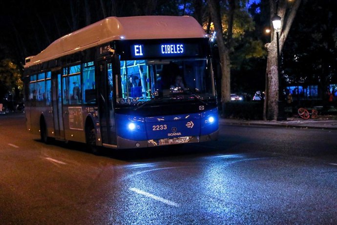 Un autobús de la línea E1 circulando por una calle de Madrid.