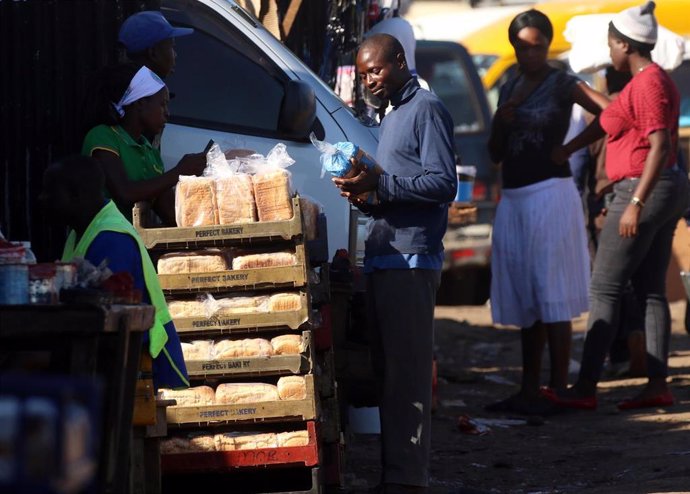 Vendedor de pan en una calle de Harare (Zimbabue)