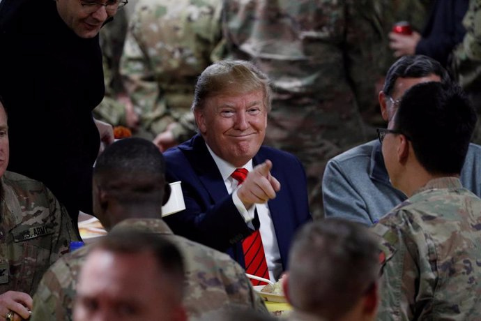 El presidente de Estados Unidos, Donald Trump, cenando el Día de Acción de Gracias con los soldados desplegados en Afganistán.