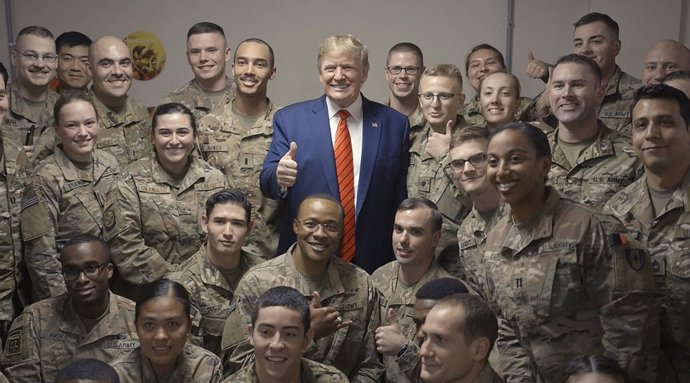 dpatop - 28 November 2019, Afghanistan, Bagram: USPresident Donald Trump poses for a photo with UStroops serving in Afghanistan, during a surprise Thanksgiving Day visit to Bagram Air Field. Photo: -/Planet Pix via ZUMA Wire/dpa