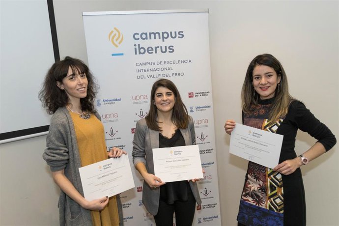 Inés Mármol Peguero (Universidad de Zaragoza, primer accésit), Andrea González Morales (UPNA, ganadora) y Erika Lorena Soto Chavarro (Universidad de Lleida, segundo accésit)., premiadas en el certamen 'Tesis en 3 minutos'