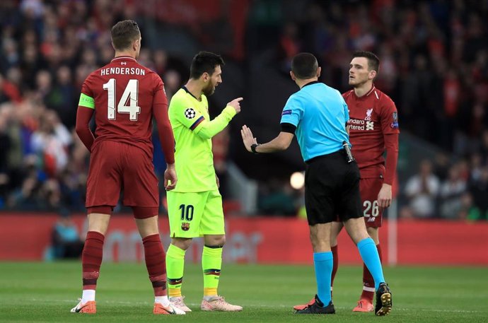 Leo Messi con el árbitro Cuneyt Cakir durante el Liverpool-FC Barcelona