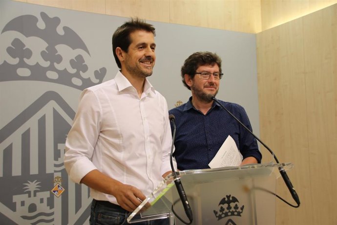 Portavveu de l'equio de govern a Cort, Alberto Jarabo, i Adrián García, regidor de l'rea d'Economia, Hisenda i Innovació.