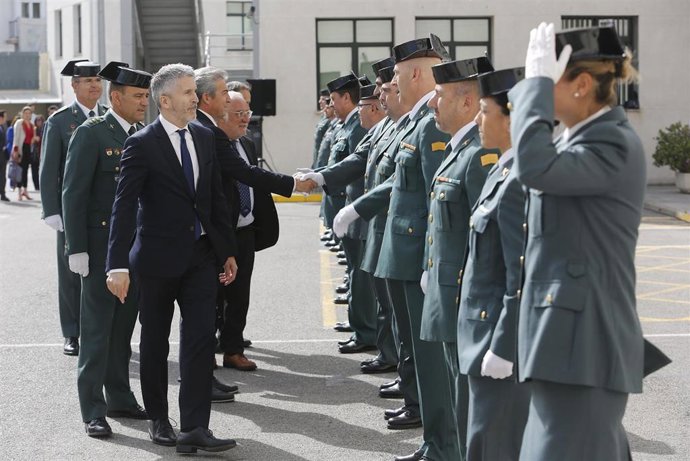 El ministro del Interior, Fernando Grande-Marlaska (i), visita la Comandancia de la Guardia Civil de Cádiz. En la avenida de la Independencia.  