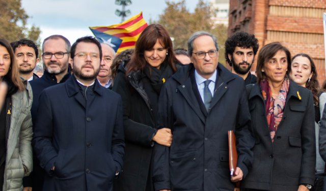 El presidente de la Generalitat Quim Torra (3i), el  vicepresidente de la Generalitat, Pere Aragonès (1i) y la portavoz de JxCat en el Congreso, Laura Borrás (2i).