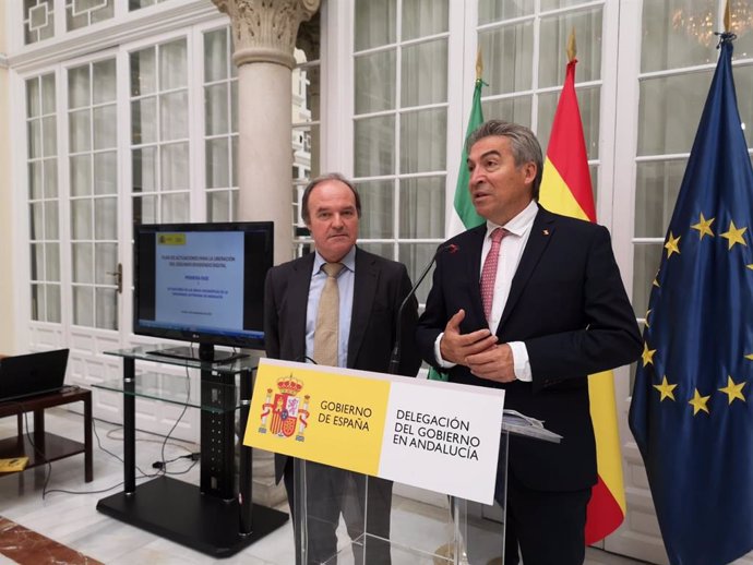 El subdirector general de Planificación y Gestión del Espectro Radioeléctrico, Antonio Fernández-Paniagua, y el delegado del Gobierno en Andalucía, Jesús Lucrecio Fernández.