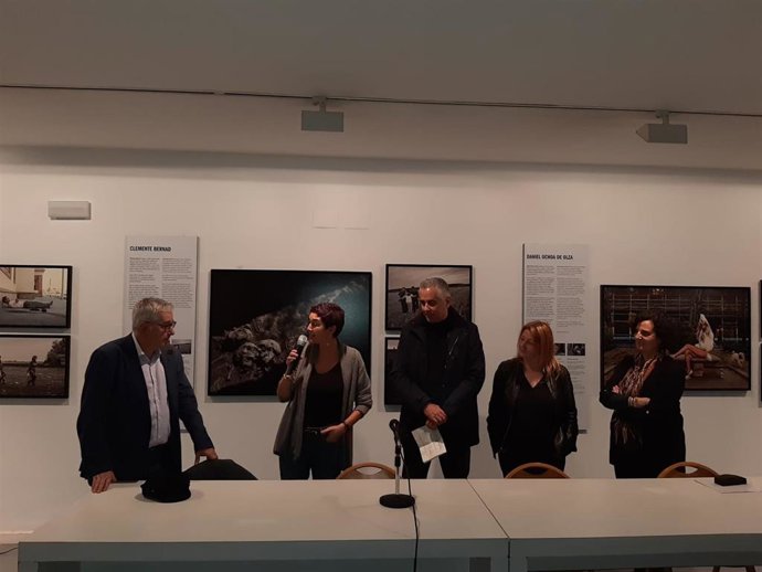 La consejera de Cultura del Principado, Berta Piñán, durante la inauguración en el museo Barjola de la exposición 'Creadores de Conciencia', junto a responsables de la muestra