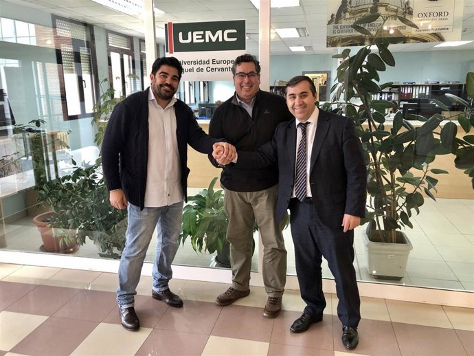 El doctor y director clínico de la Universidad Europea Miguel de Cervantes Daniel Robles, el odontólogo Héctor J. Rodríguez Casanovas y el secretario general de la Universidad, José Antonio Otero Parra