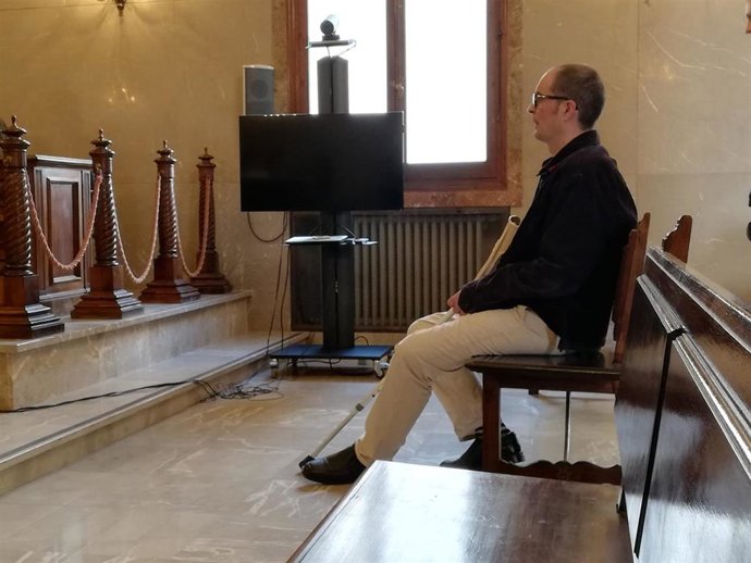 A.B., acusado de asesinar a su exsuegro a puñaladas en Sencelles, en el banquillo de los acusados en la Audiencia Provincial.