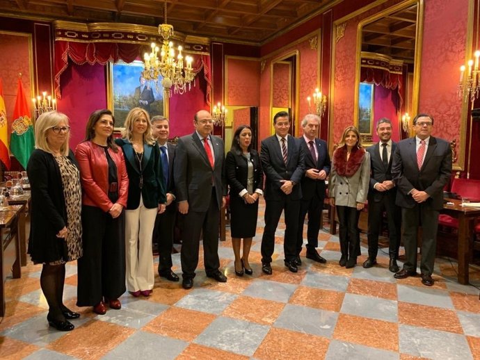 Imagen de la recepción a la presidenta del Parlamento Andaluz, Marta Bosquet, en el Ayuntamiento de Granada