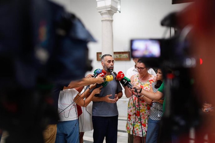 El portavoz de Facua, Rubén Sánchez, en una imagen de archivo, atiende a los medios. 