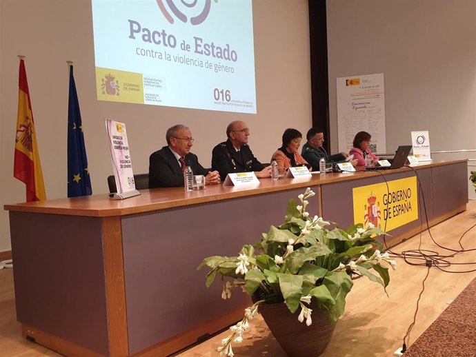 La delegada del Gobierno en Castilla y León, Mercedes Martín, (centro) inaugura en Valladolid las jornadas sobre violencia contra la mujer con ayuntamientos.