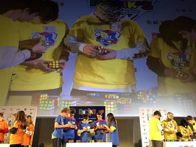 Escolares participantes en el campeonato interescolar del cubo de Rubik de 2018 celebrado en Madrid.