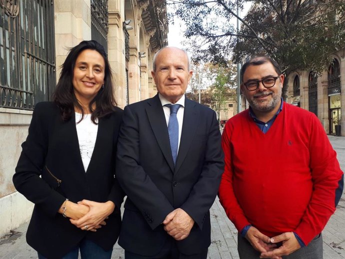 La directora de la Fundación Rafael Campalans, Esther Niubó, el presidente de la entidad, José Montilla; y el vicepresidente de la Fundación Gabriel Alomar, Cosme Bonet.