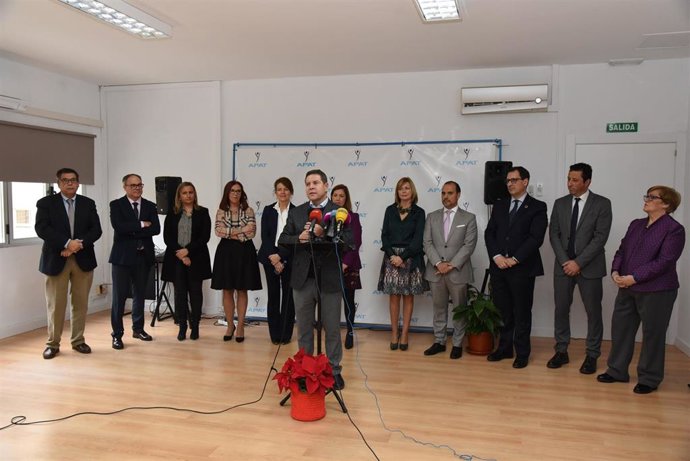 El presidente de Castilla-La Mancha, Emiliano García-Page, inaugura la sede de la Federación de Autismo de C-LM en Toledo.
