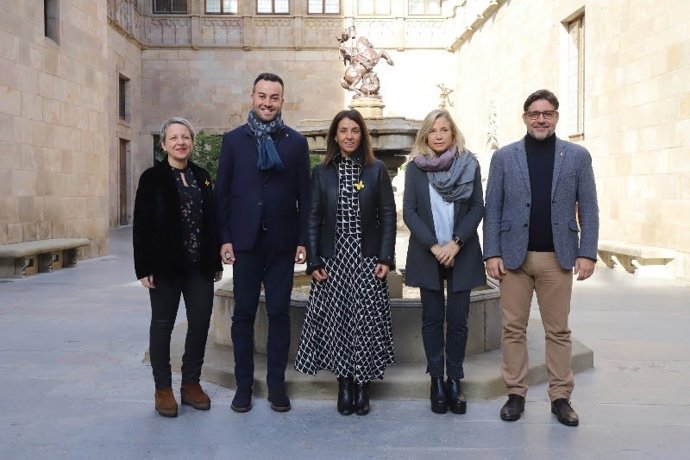 Los dirigentes de la ACM con la consellera de Presidencia de la Generalitat, Meritxell Budó