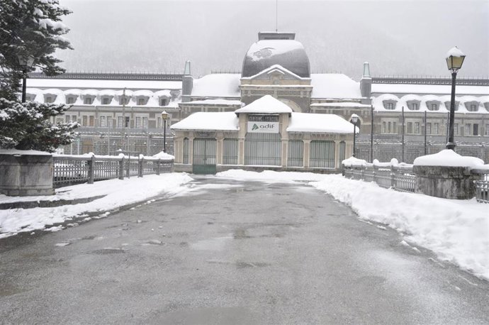 La estación de ferrocarril de Canfranc en invierno. 