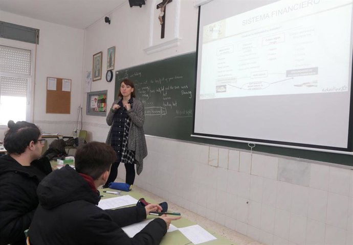 Imagen de una actividad del proyecto de Educación Financiera de Unicaja en un centro de Bachillerato de Cádiz.