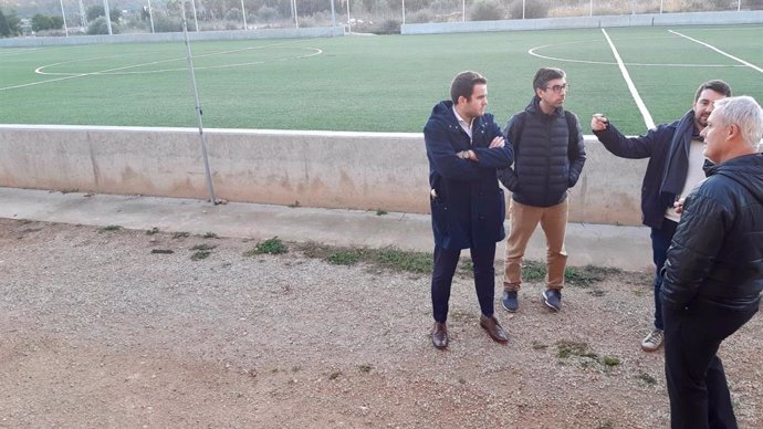 Responsables del Consell de Mallorca visitan el campo de fútbol del municipio.