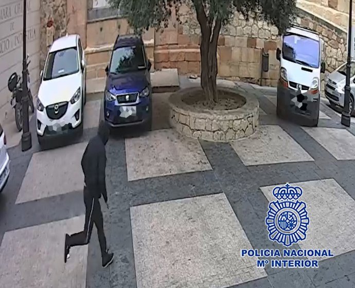 Nota De Prensa:" La Policia Nacional Detiene En Lorca A Un Ladrón Presunto Autor De Una Docena De Robos Al Tirón Sobre Personas Mayores !