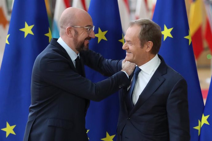 El nuevo presidente del Consejo Europeo, Charles Michel, y presidente saliente del organismo, Donald Tusk, a su llegada al acto de relevo en Bruselas