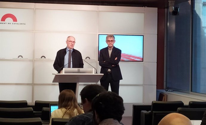 El síndic Rafael Ribó i l'adjunt general Jaume Saura en roda de premsa al Parlament