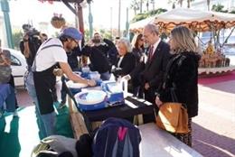 El alcalde de Málaga, Francisco de la Torre, y la concejala de Servicios Operativos y Fiestas, Teresa Porras, en el marcado navideño de plaza de la Marina