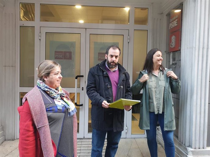 Marta Domingo, José Otto Oyarbide y Zara Ursuguía en la puerta de la sede del PSOE