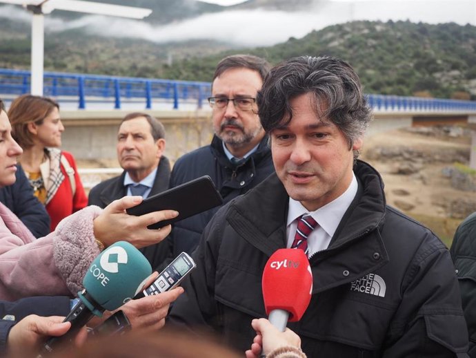 El subdelegado del Gobierno en Ávila, Arturo Barral, en la apertura del puente de la Gaznata.    ...