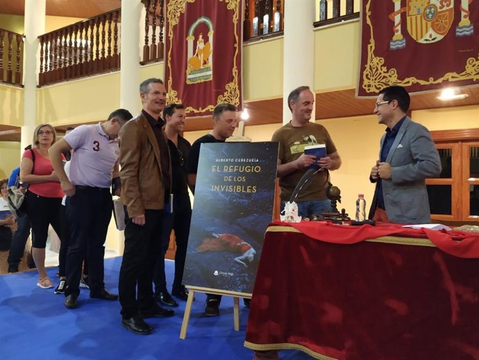 Cerezuela firma ejemplares de su novela negra 'El Refugio de los Invisibles'