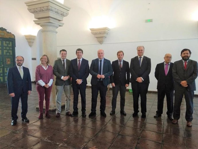 Marín (cuarto por la izda.), entre Ruiz (dcha.) y Bellido, en la inauguración del VI Congreso Andaluz Cosital