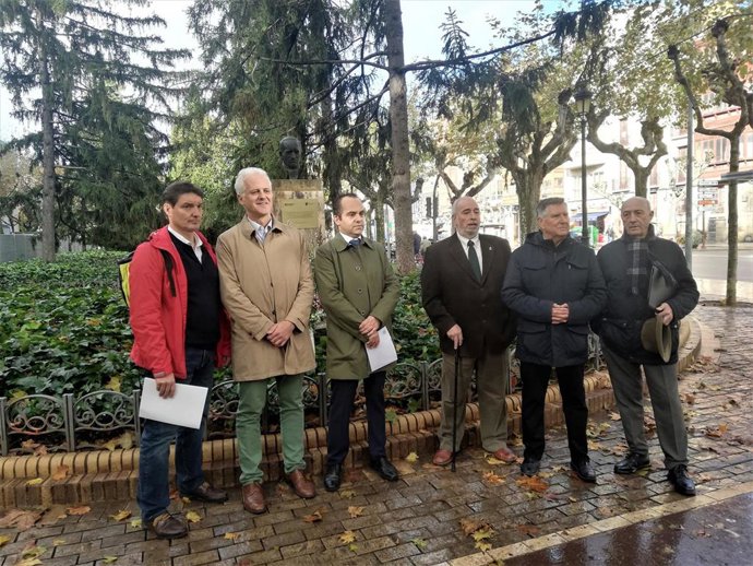 El Ayuntamiento de Logroño estudiará reubicar en un lugar con más visibilidad, dentro de la reforma de la Glorieta, el busto del Doctor Zubía, al que el Colegio de Farmacéuticos ha rendido homenaje por el 200 aniversario de su nacimiento.