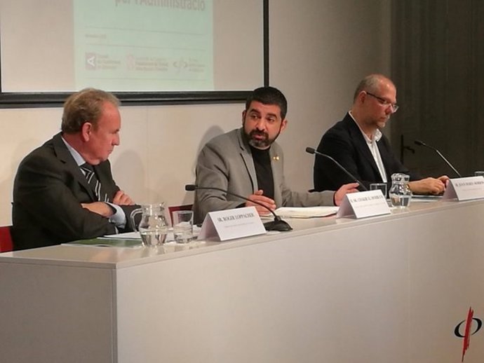 El presidente del CAC, Roger Loppacher, el conseller de Trabajo, Asuntos Sociales y Familias, Chakir el Homrani, y el vicedecano del Collegi de Periodistes de Catalunya, Joan Maria Morros.