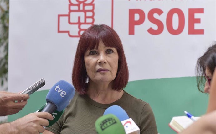 La presidenta del PSOE-A, Micaela Navarro, ante los medios en una imagen de archivo.