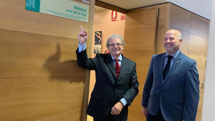 Juan de la Cruz y Javier Imbroda descubren una placa que da el nombre del gestor deportivo a la biblioteca del IAD