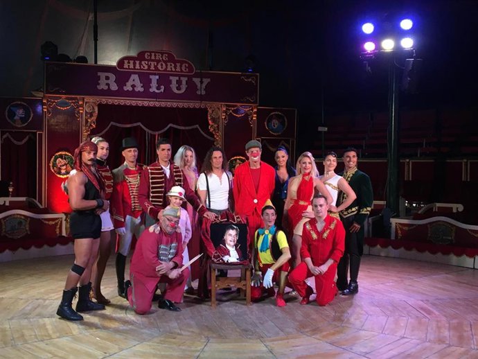 Los miembros de la compañía circense durante la presentación de su nuevo espectáculo