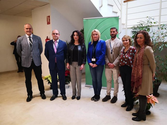 La consejera de Igualdad, Rocío Ruiz, en su visita este viernes al Teléfono de Información de la Mujer del IAM.